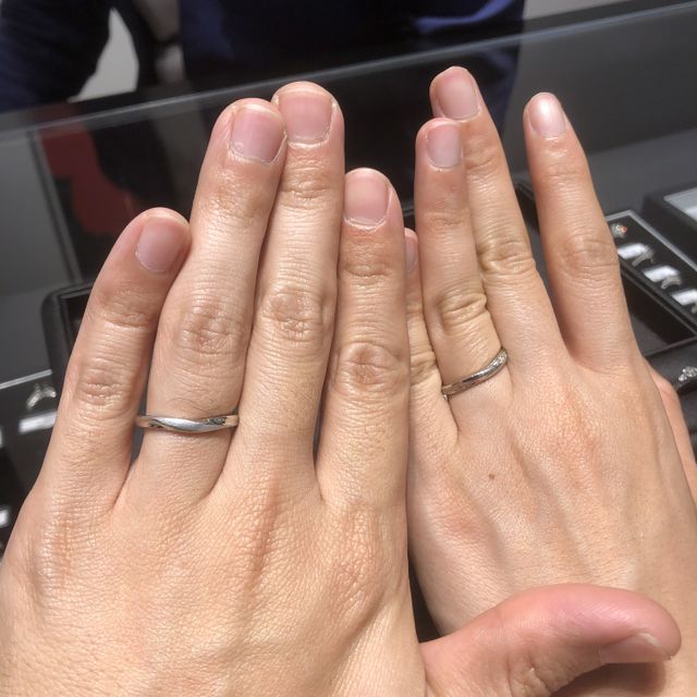 【銀座ダイヤモンドシライシの口コミ】 新婦の希望で小さいダイヤが散りばめられた結婚指輪を探していた。可能で…