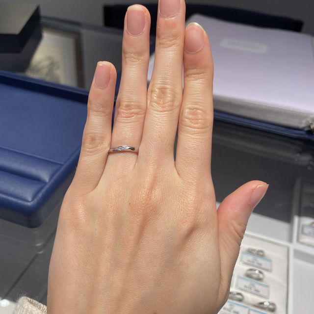 【銀座ダイヤモンドシライシの口コミ】 会社にもつけていけるようなシンプルなデザインでありながらも、ダイヤモ…