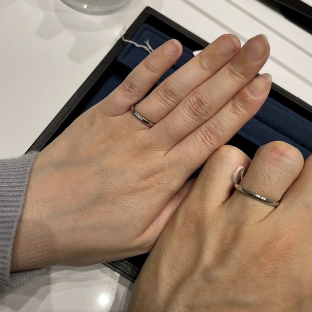 【4℃ BRIDAL(ヨンドシーブライダル)の口コミ】 ブランドイメージも大人な落ち着いた印象がありました。
シンプルなデザイ…