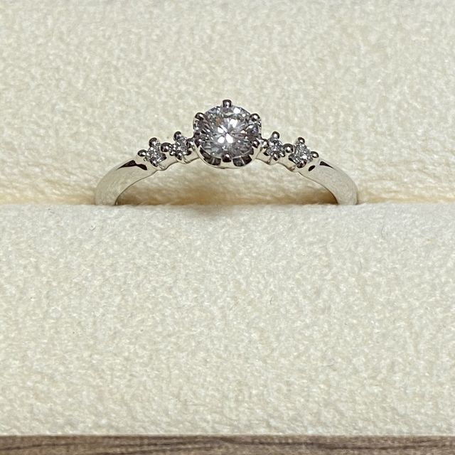 【PORTADA(ポルターダ)の口コミ】 ストレートのデザインでダイヤが大きすぎず、小さなダイヤがいくつかつい…