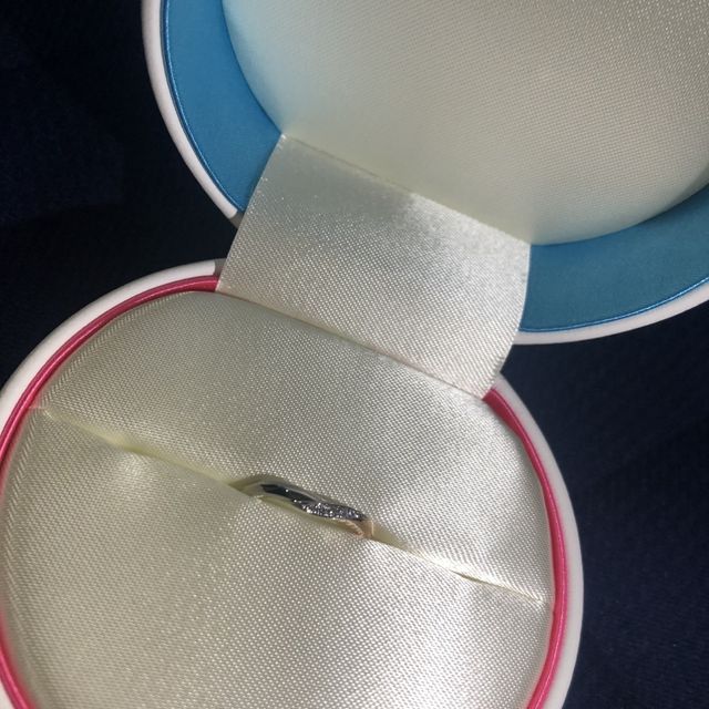 【COCKTAIL(カクテル)の口コミ】 V字で細めのリングとなっており、つけ心地も違和感全くなく華奢に見える指…