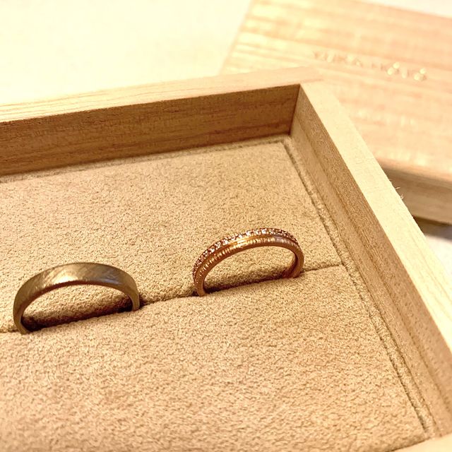 【YUKA HOJO(ユカホウジョウ)の口コミ】 婚約指輪を購入しなかったため、結婚指輪のみの着用でも煌びやかなものを…