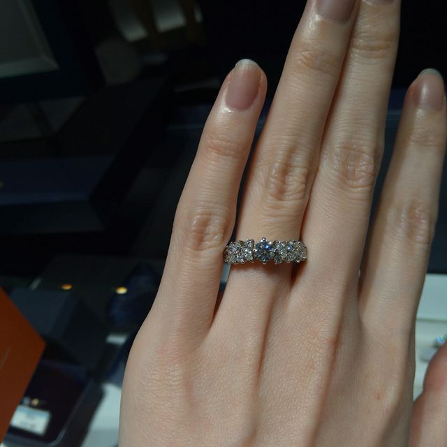 【銀座ダイヤモンドシライシの口コミ】 オペラという婚約指輪です。
カタログではギラギラした印象でしたが、実物…