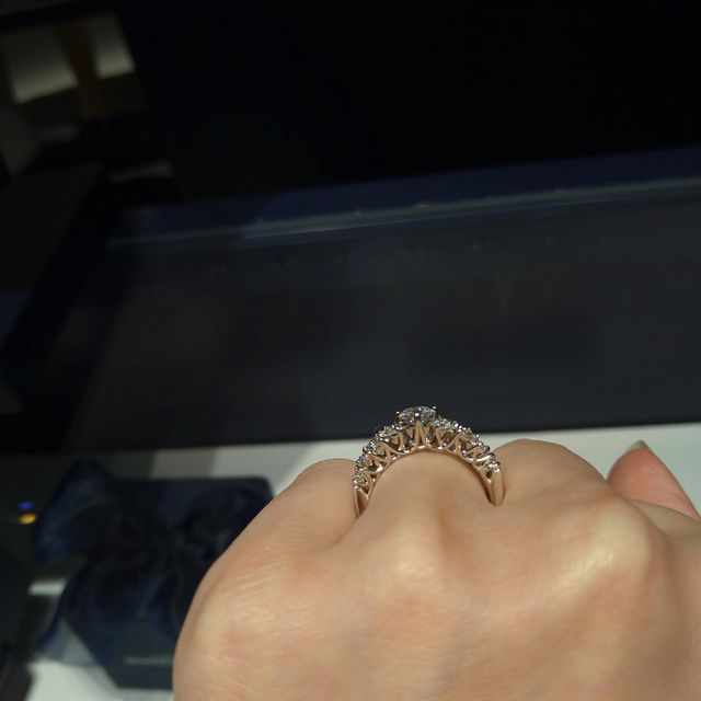 【銀座ダイヤモンドシライシの口コミ】 オペラという婚約指輪です。
カタログではギラギラした印象でしたが、実物…