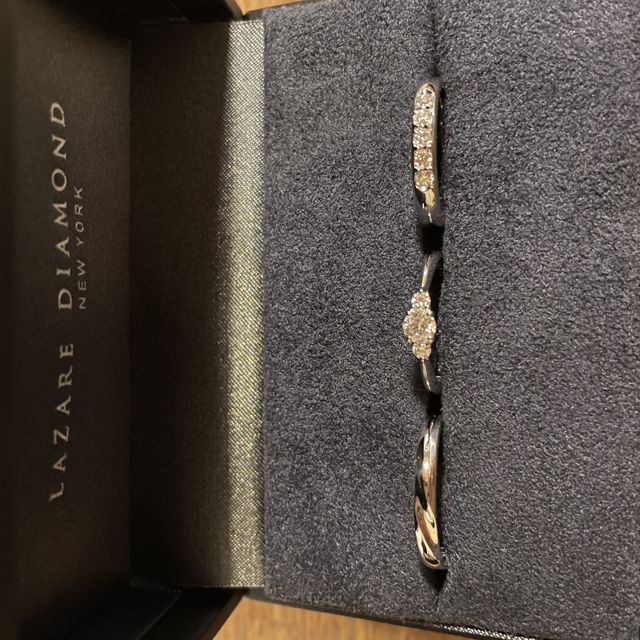 【ラザール ダイヤモンド(LAZARE DIAMOND)の口コミ】 婚約指輪は、実際にいくつもの指輪を試着しましたが、デザインを絞ってい…
