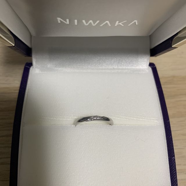 【俄(にわか)の口コミ】 婚約指輪似合いそうな形のストレートタイプのものにしました。
あまり動き…