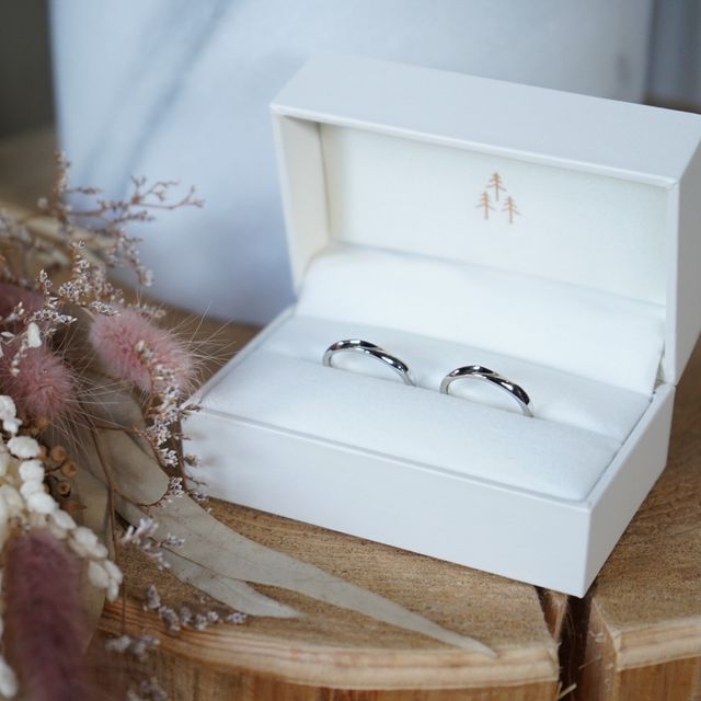 【THREE TREES(スリーツリーズ)の口コミ】 毎日つけるものなのでシンプルなデザインがいいなと思っていました。2人と…