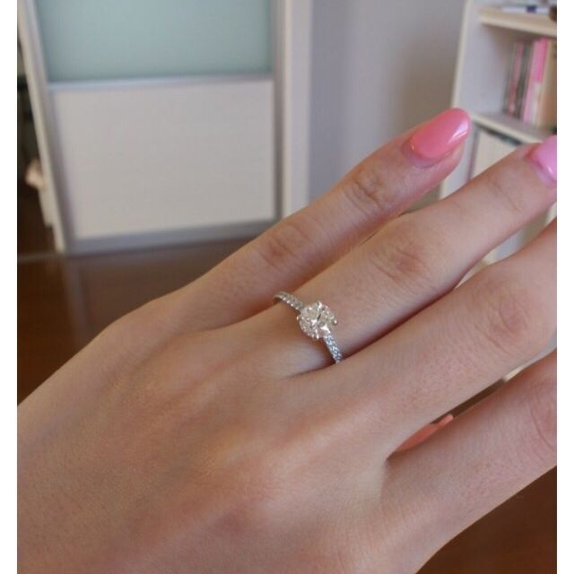 【デビアス(DE BEERS)の口コミ】 ・予算の100万以内で、なるべく大きいカラット数で、ノーブランドでない事…