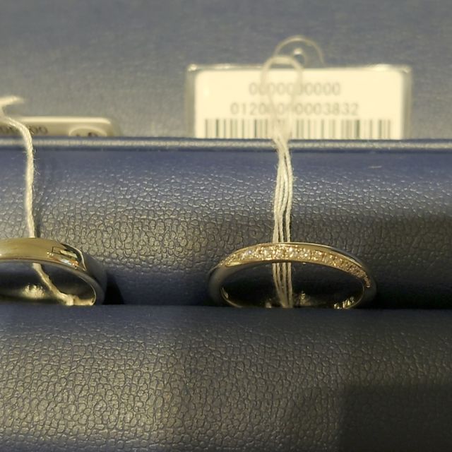 【銀座ダイヤモンドシライシの口コミ】 お店にはただの指輪の下見で入ったのですが、スタッフさんの対応の良さや…