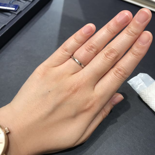 【ROYAL ASSCHER(ロイヤル・アッシャー)の口コミ】 華奢なデザインでも、地金がしっかりしているためか存在感のある指輪でし…