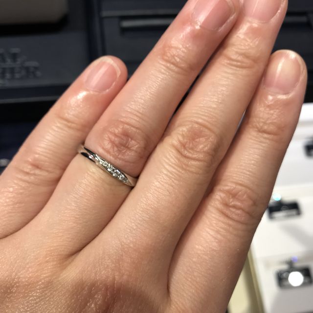 【ROYAL ASSCHER(ロイヤル・アッシャー)の口コミ】 華奢なデザインでも、地金がしっかりしているためか存在感のある指輪でし…