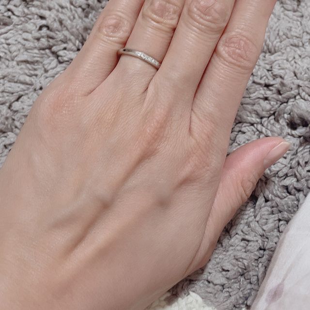 【銀座ダイヤモンドシライシの口コミ】 カタログを拝見してtearoflillyを気に入りました。
主人の指輪は違うシリ…