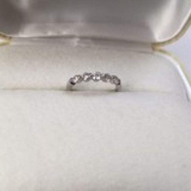 【ミルフローラ(Milluflora)の口コミ】 ダイヤを留めるところが一点どめで、無駄にダイヤの輝きを邪魔せずに本来…