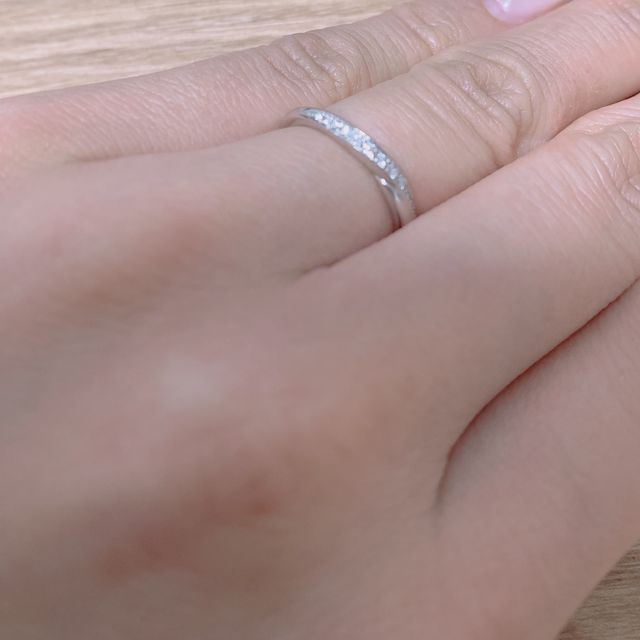 【銀座ダイヤモンドシライシの口コミ】 指輪の周りにダイヤがいくつも散りばめてあり、そこに一目惚れしました。…