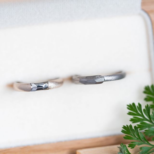 【Cayof(カヨフ)の口コミ】 カヨフに出会う前、色んな指輪のカタログを見ていて「どれもキラキラして…