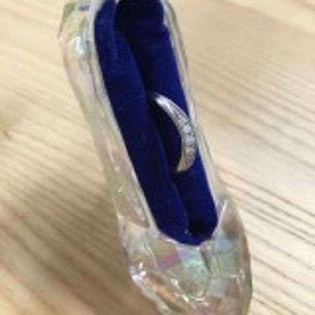 【アイプリモ(I-PRIMO)の口コミ】 婚約指輪（ダイヤ一点のソリティアタイプ）と重ね付けした時に、流れるよ…