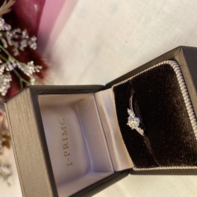 【アイプリモ(I-PRIMO)の口コミ】 指が細いので、大きなダイヤモンドでなくてもスッキリ綺麗に見える印象で…