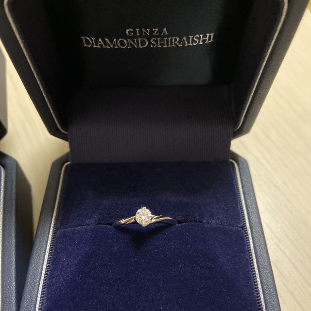 【銀座ダイヤモンドシライシの口コミ】 　セットリングでも単体でも着けられて、着けた感じもフィット感が良く良…