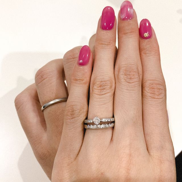 【アイプリモ(I-PRIMO)の口コミ】 婚約指輪に合う指輪を探しており、ストレートタイプは嫌、捻れてるのは好…