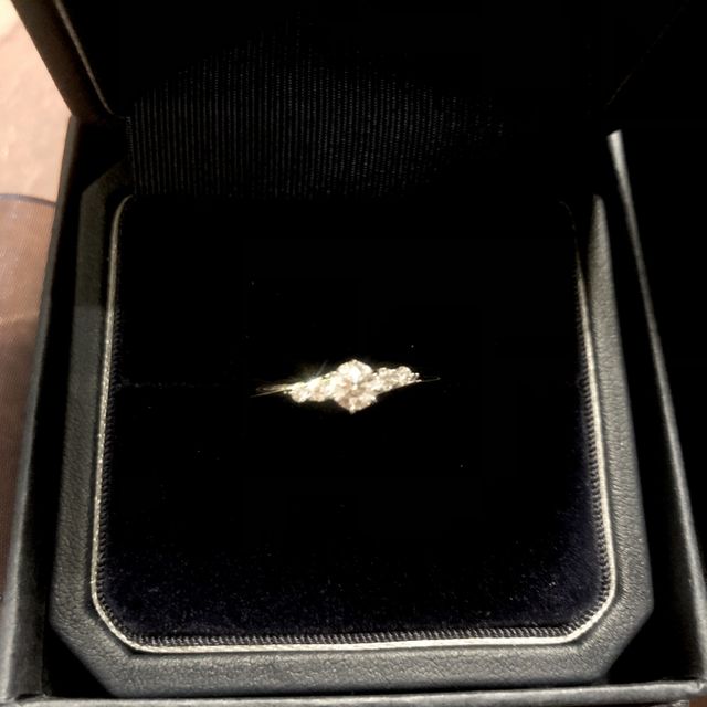 【銀座ダイヤモンドシライシの口コミ】 指輪の形状がウェーブでメレダイヤが付いたデザインを探しており、メレダ…