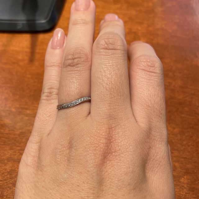 【TRECENTI(トレセンテ)の口コミ】 結婚指輪を探して来店しました。
S字カーブまたはVラインの商品でメレダイ…