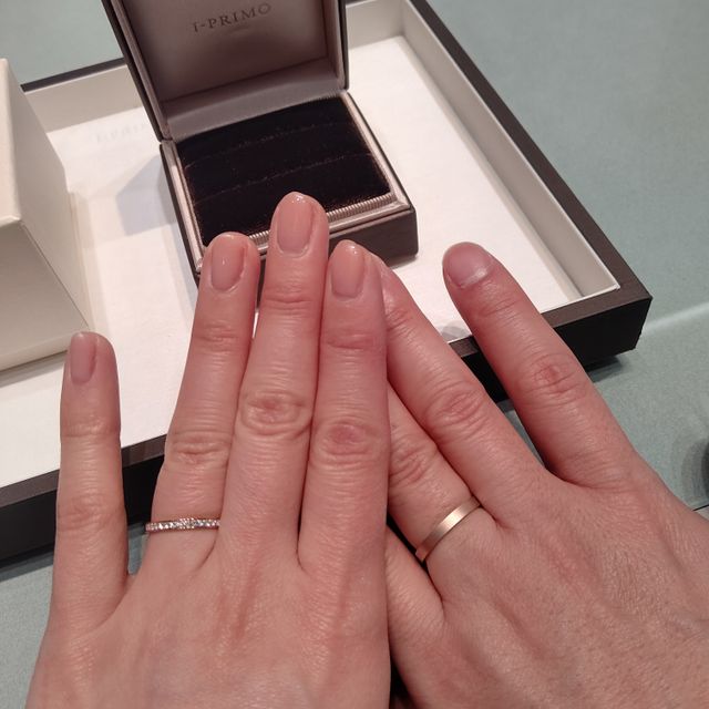【アイプリモ(I-PRIMO)の口コミ】 シンプルな形が気に入り、肌馴染みが良い色合いのピンクゴールドでつくり…