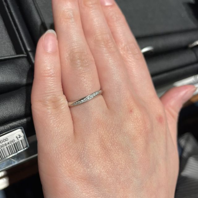 【エクセルコダイヤモンド(EXELCO DIAMOND)の口コミ】 斜めにダイヤが入っている指輪を検討していて、求めていたデザインがあっ…