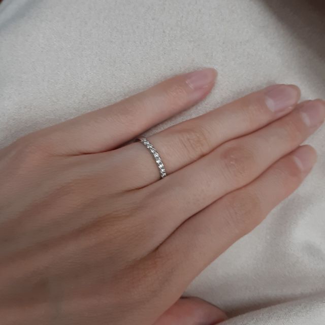 【銀座ダイヤモンドシライシの口コミ】 シンプルなものより、キラキラとした指輪がほしいと考えていました。沢山…