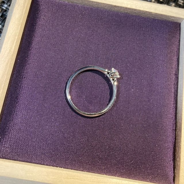 【俄(にわか)の口コミ】 この指輪を選んで決め手としては2つあります。

まず、ひとつ目は「デザイ…
