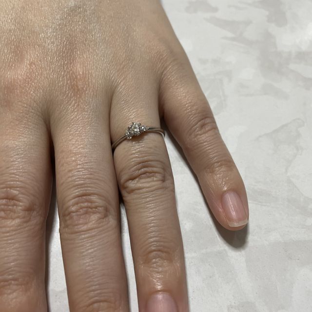 【銀座ダイヤモンドシライシの口コミ】 ネットでも見ていたのですが当日、カタログを見せていただいていろんな種…