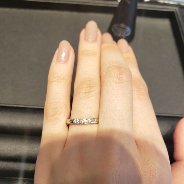 【エクセルコダイヤモンド(EXELCO DIAMOND)の口コミ】 真ん中にダイアモンドが集まっていてとてもキラキラと輝きがありました。…