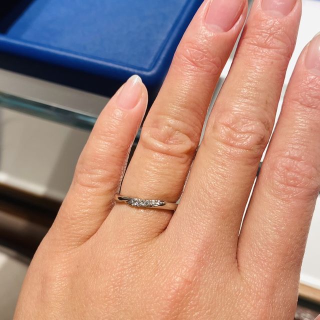 【銀座ダイヤモンドシライシの口コミ】 何点か試着しましたが、軽くウェーブがかったデザインで、品よくダイヤが…
