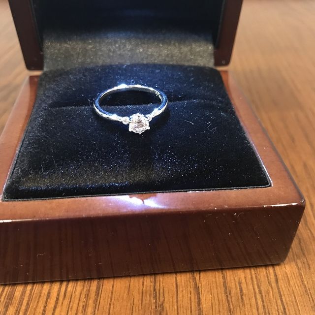 【I's stone(アイズストーン)の口コミ】 プロポーズの際にサプライズで渡すため、彼女の好みそうなシンプルで派手…