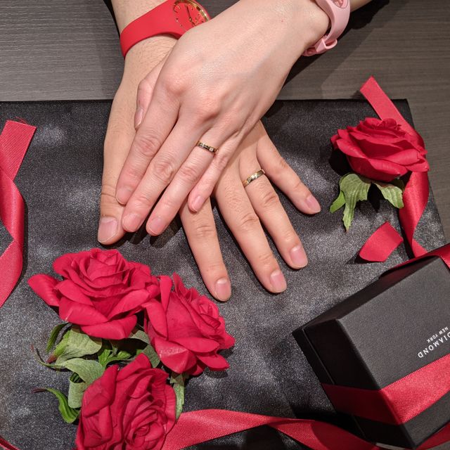 【ラザール ダイヤモンド(LAZARE DIAMOND)の口コミ】 はじめはハーフエタニティと考えていましたが、担当の方が着けていた指輪…