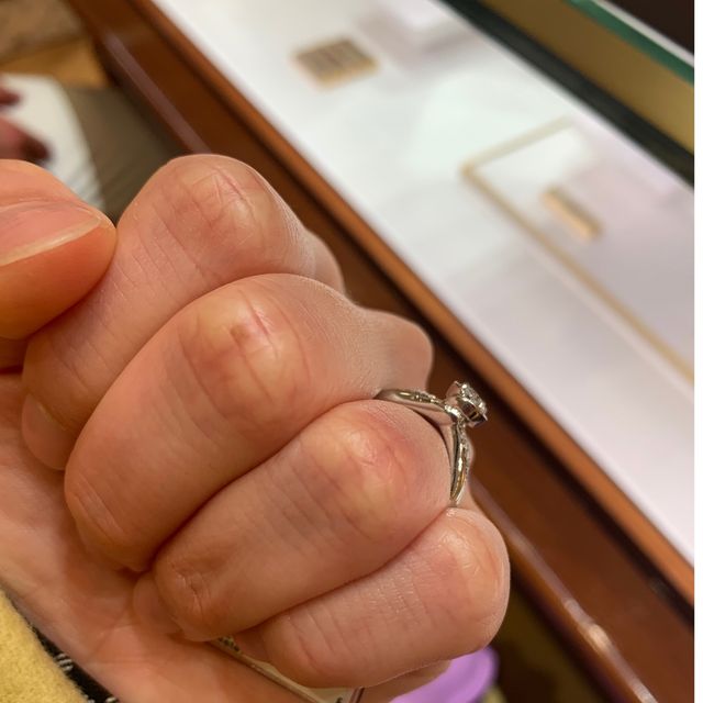 【ブルガリ(BVLGARI)の口コミ】 デザインが好きで見に行ったのですが、付け心地が良く、結婚指輪との重ね…