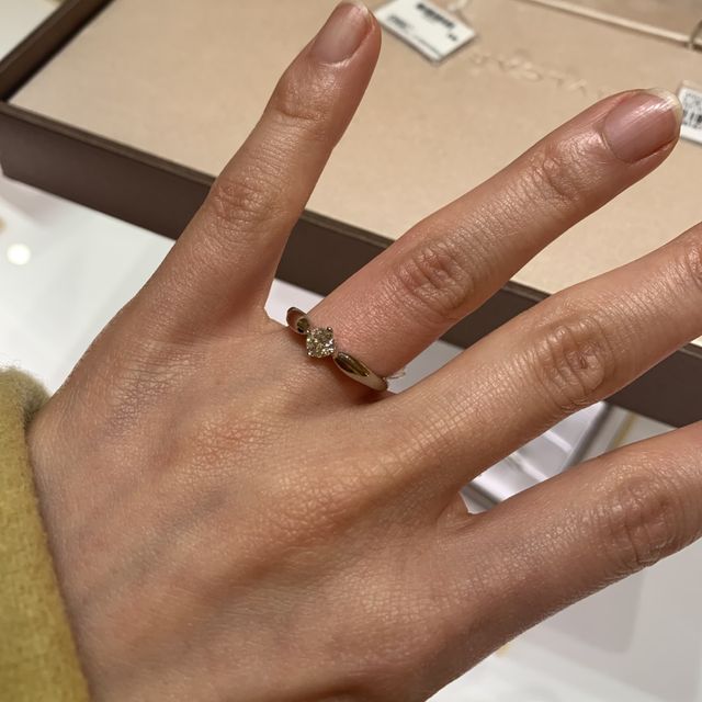 【ブルガリ(BVLGARI)の口コミ】 立て爪への憧れもあるし、ファッション性も欲しいなと思いネットで婚約指…