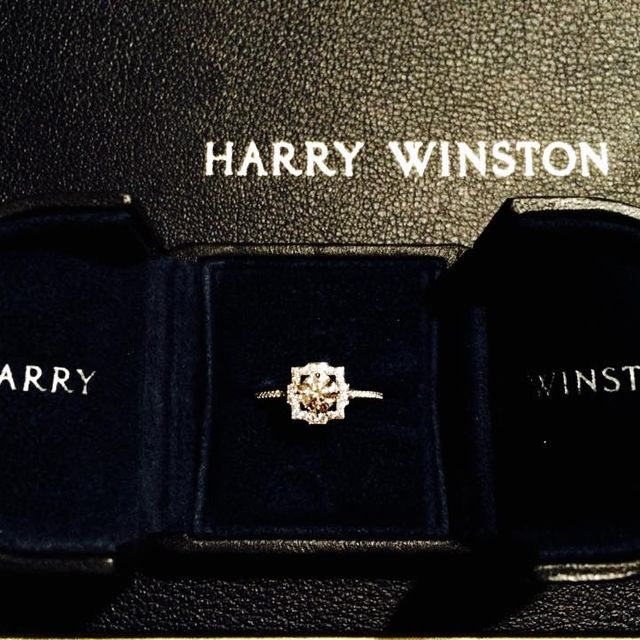 【ハリー・ウィンストン(Harry Winston)の口コミ】 重厚感とデザイン、大きなダイヤモンドの輝きに惹かれました。
結婚指輪は…