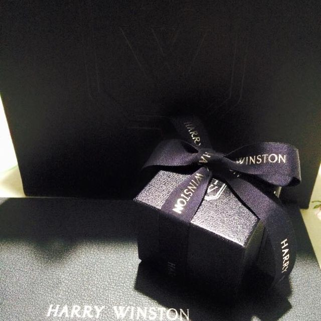 【ハリー・ウィンストン(Harry Winston)の口コミ】 重厚感とデザイン、大きなダイヤモンドの輝きに惹かれました。
結婚指輪は…
