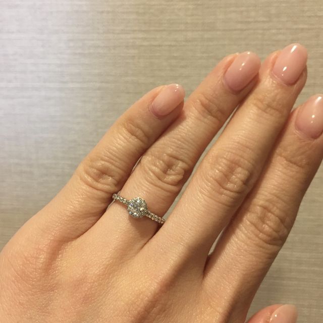 【銀座ダイヤモンドシライシの口コミ】 ダイヤモンドの周りを小さいダイヤモンド柄　が囲むデザインはとても華や…