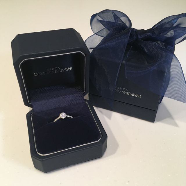 【銀座ダイヤモンドシライシの口コミ】 ダイヤモンドの周りを小さいダイヤモンド柄　が囲むデザインはとても華や…