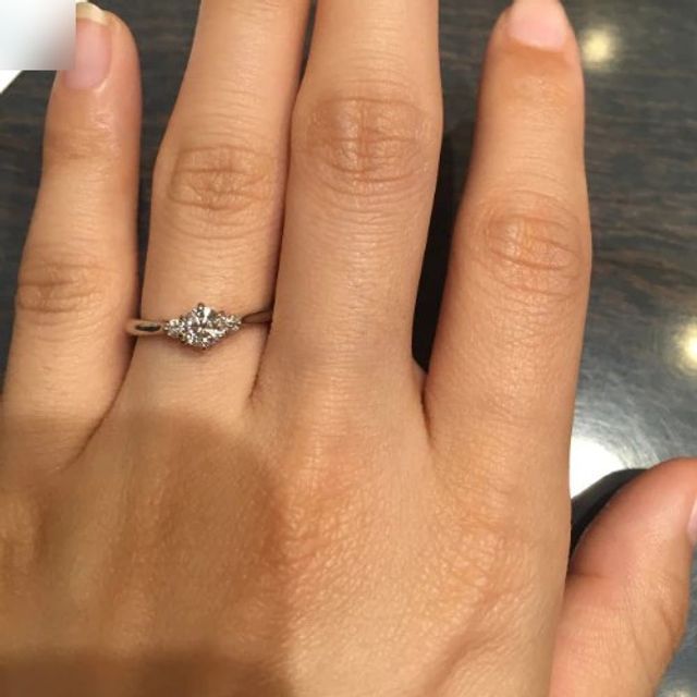 【ケイウノ ブライダル(K.UNO BRIDAL)の口コミ】 真上から見た場合大きなセンターのダイヤモンドとサイドのメレダイヤが目…