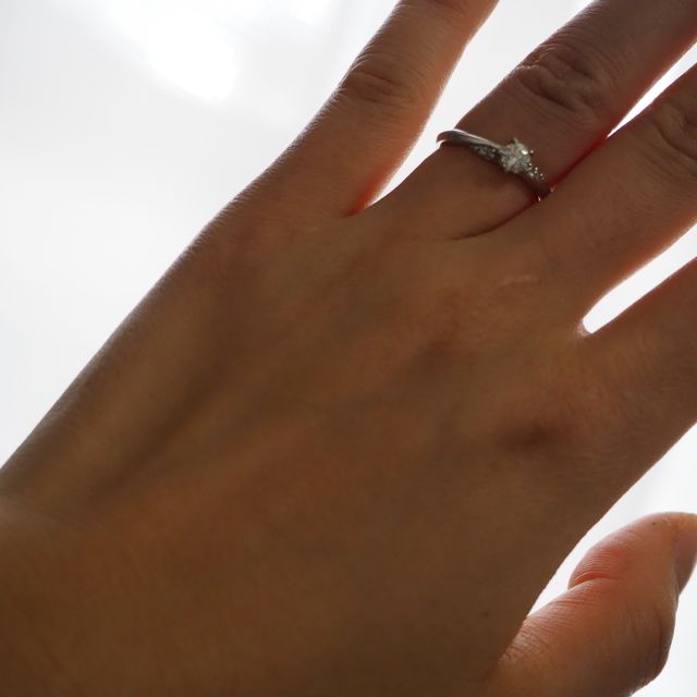 【festaria bijou SOPHIA(フェスタリア ビジュソフィア)の口コミ】 さりげないウェーブがおしゃれです。
ダイヤモンドを引き立ててくれるデザ…