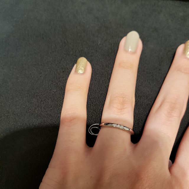 【ティファニー(Tiffany & Co.)の口コミ】 真ん中に3つのダイアモンドが埋め込まれていて、シンプルながらもダイアモ…