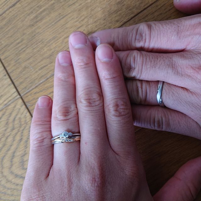 【銀座ダイヤモンドシライシの口コミ】 ウェーブラインが良いと話していて、ウェーブラインの中から選びました。…