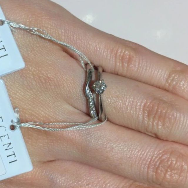 【TRECENTI(トレセンテ)の口コミ】 シンプルなデザインでつけ心地の良いエンゲージリングをまずは選び、その…