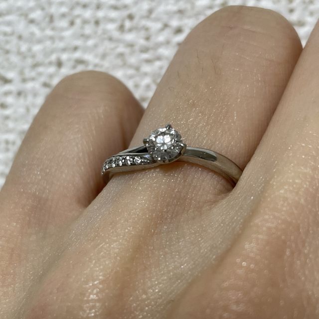 【アイプリモ(I-PRIMO)の口コミ】 私自身は選んでいなくて、プロポーズ当日に婚約指輪をいただきました。
彼…