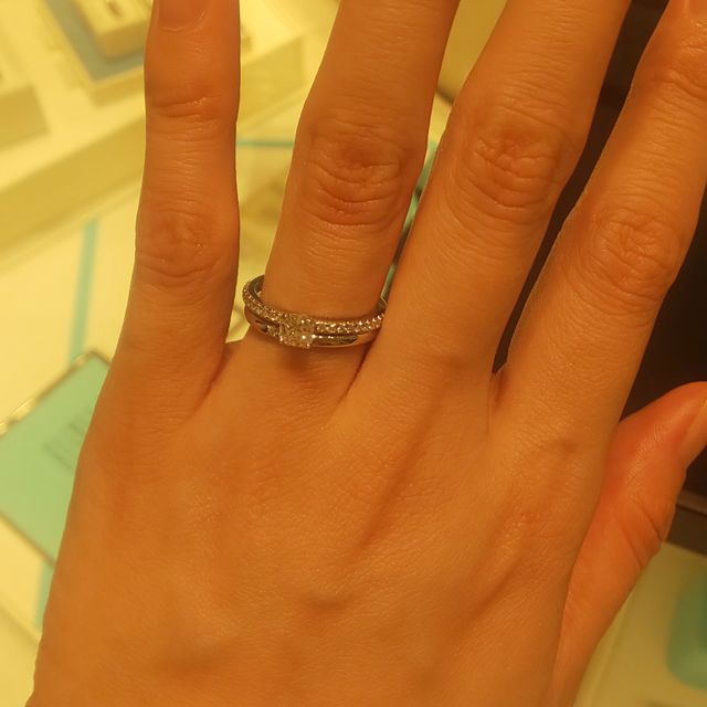 【ティファニー(Tiffany & Co.)の口コミ】 エンゲージリングは、ダイヤモンドが沢山あしらわれたデザインを試着しま…