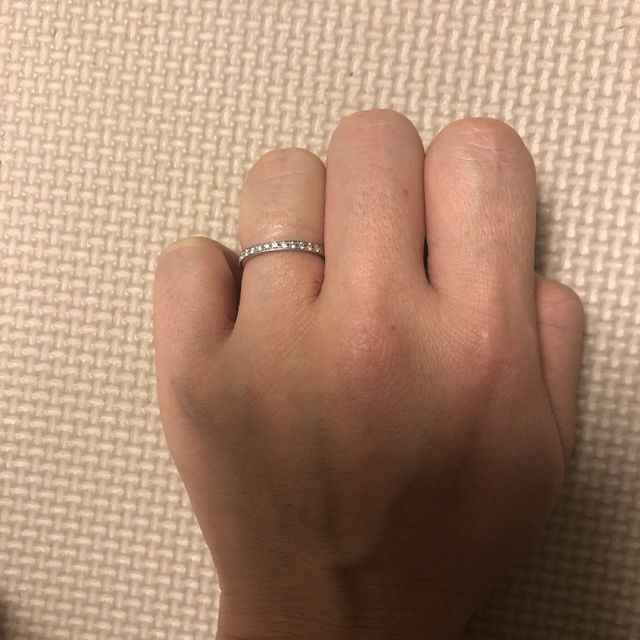 【4℃ BRIDAL(ヨンドシーブライダル)の口コミ】 ずっと付けていても邪魔にならないシンプルなデザイン。やはり女性は今後…