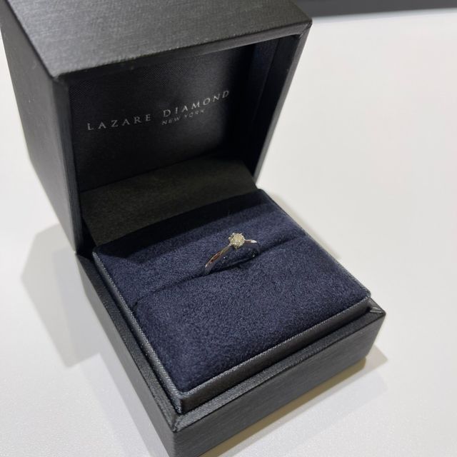 【ラザール ダイヤモンド(LAZARE DIAMOND)の口コミ】 店員さんと相談しているうちに、やはり婚約指輪は、王道のソリティアリン…