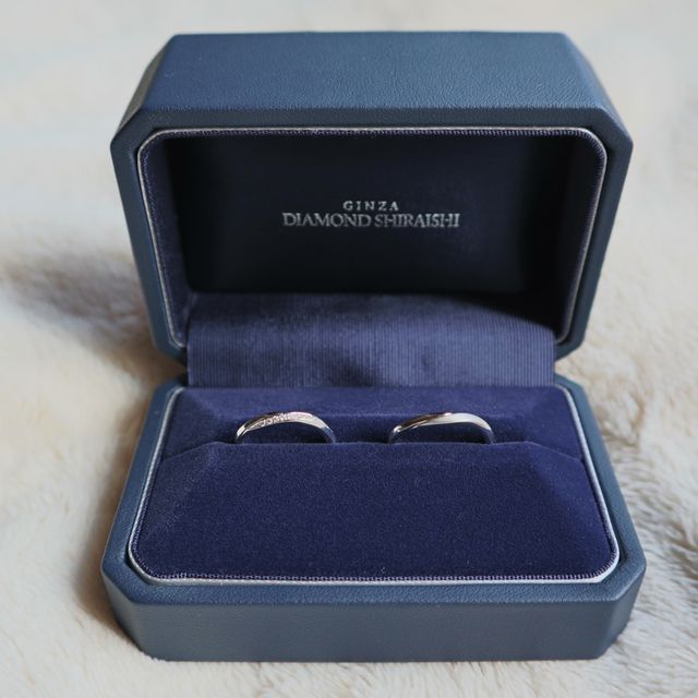 【銀座ダイヤモンドシライシの口コミ】 エンゲージリングと同じスターリーという結婚指輪にしました。
緩やかなウ…